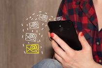 Foto: Person mit Smartphone