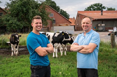 Foto: Landwirt mit seinem Sohn auf einer Wiese